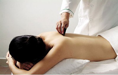 砭石背部刮痧圖